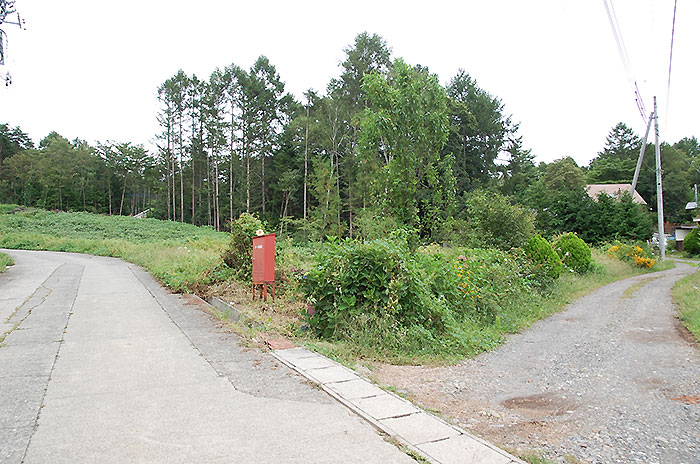 接道が二股になっている地点から。①