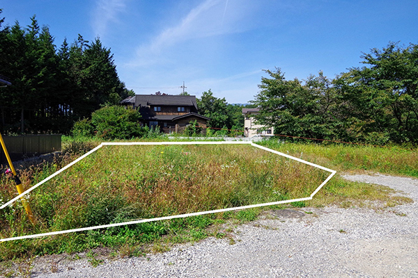 東側道路から見た敷地。①