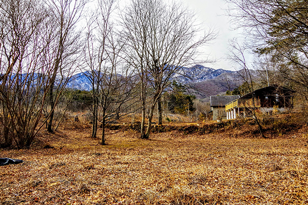 １.	敷地から西方向を見る。樹木の先に南アルプスの姿。②
