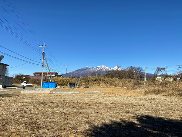 敷地から北方向を見る。八ヶ岳の優美な姿。②