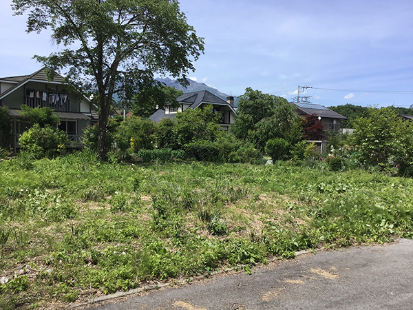 私道側より北側を見た土地。②