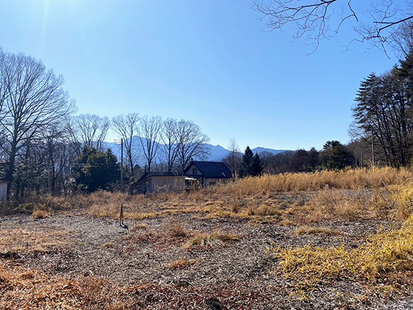 平坦な明るい土地で空が広く感じる。②