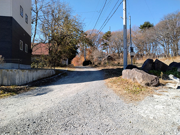 ②全面道路より西を見る。