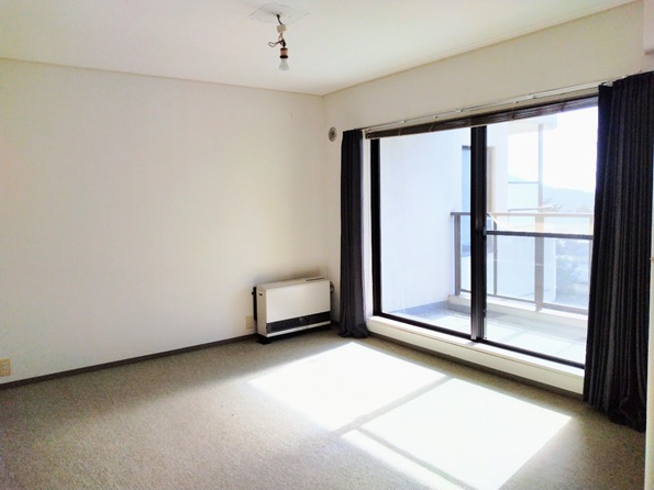 大きな窓の明るいリビング。