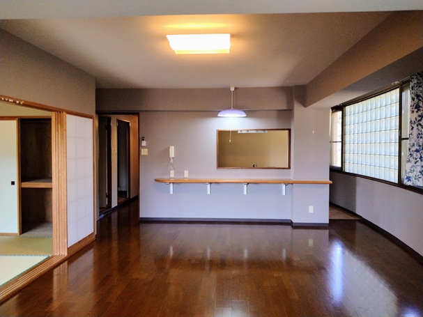 リビングからキッチンを見る。