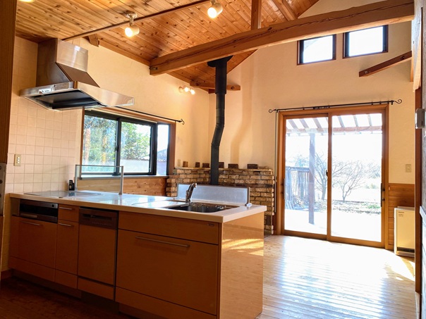 キッチンから居間方向を見たもの