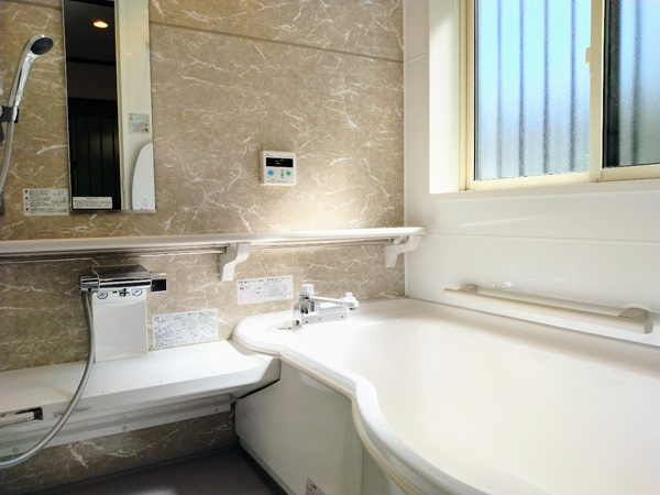 浴室暖房乾燥機付き、ゆったりとしたユニットバス。