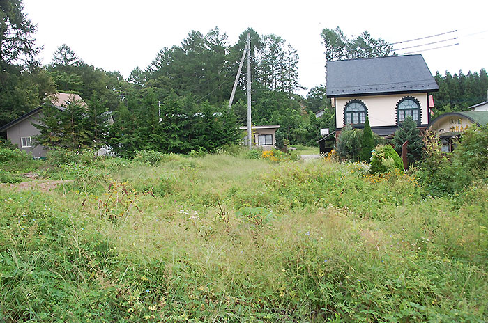 東方向を見る。周辺は別荘など。③