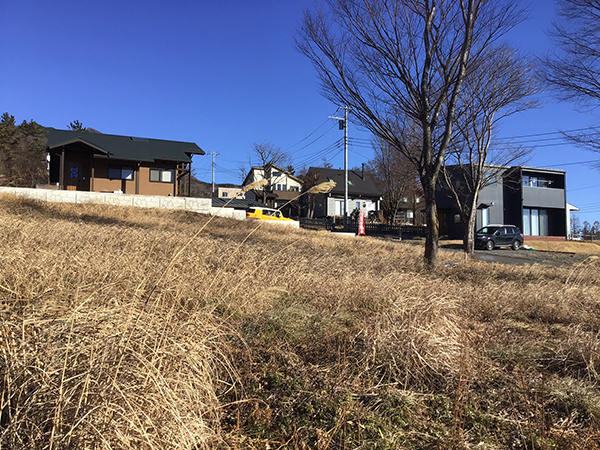 東側方向は茅ｹ岳のすそ野となっている。③