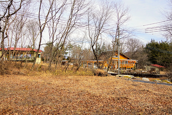 ３.	敷地から東方向を見る。平坦な地勢。③