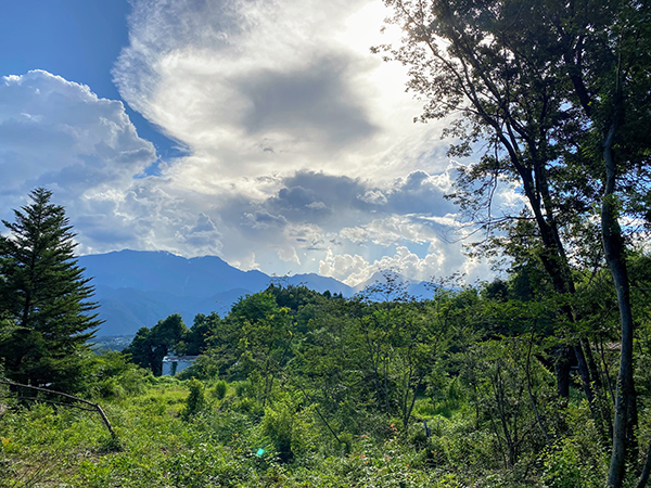 西方向に南アルプスの眺め。