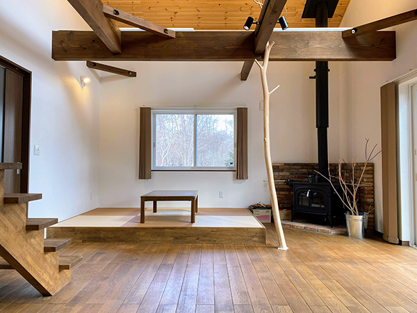 リビング１０帖。その先に小上がりの畳スペース。薪ストーブを設置。
