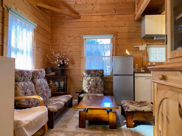 室内は木の温もりが感じられ、落ち着く空間。