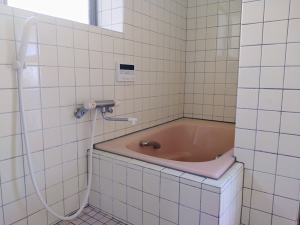 白いタイル張りの明るい浴室。