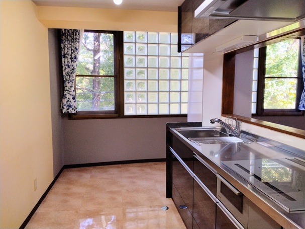 明るく広いキッチン、数年前にリフォームしている。