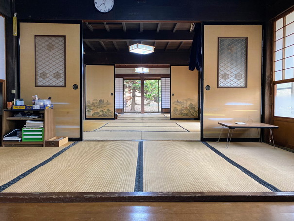 玄関より和室を見たもの。趣を感じる、ゆったりとした空間。