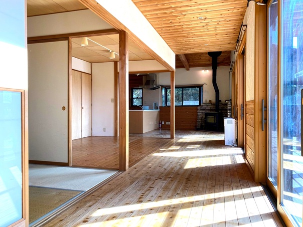 和室を板の間へ改装。ダイニング＋板の間＋エンガワで約26帖。