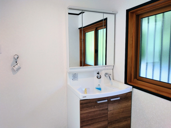 明るい洗面所。