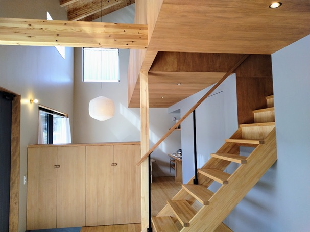 収納棚の奥はリビング、間仕切りを設けないつくり。