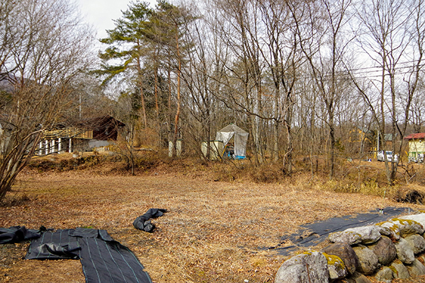 ４.	道路から敷地を見る。④