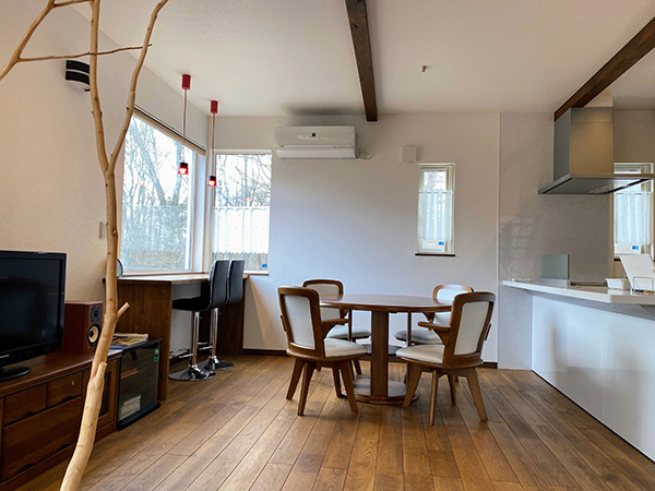 ダイニング６帖。リビングから仕切り無く繋がる。