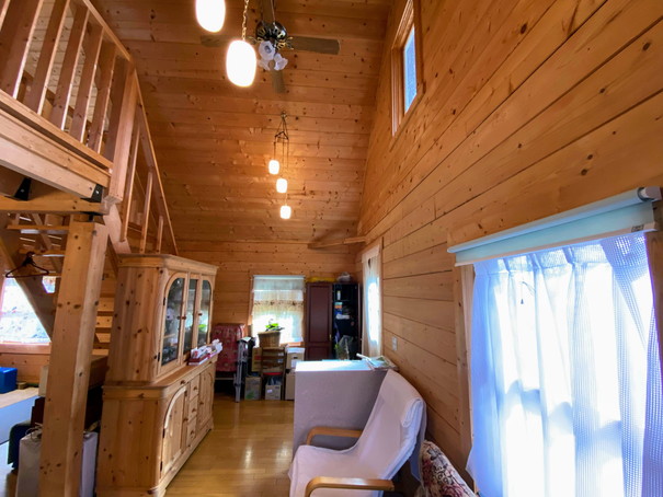 １階の南側は吹き抜け天井。