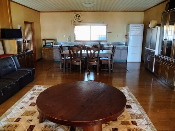 玄関を入った正面には、24帖のLDK。