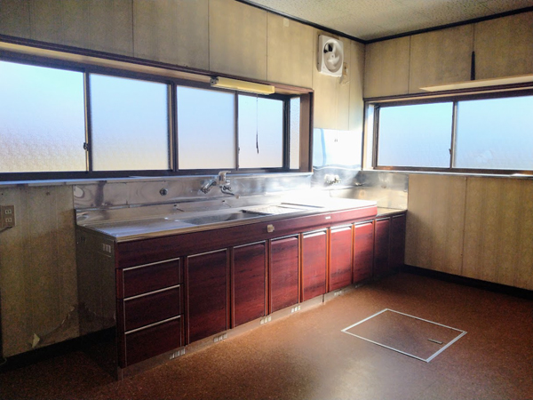 窓からの日差しが嬉しい、約7帖の台所。