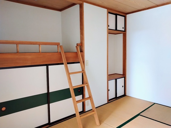 造り付け棚のある6帖の和室。