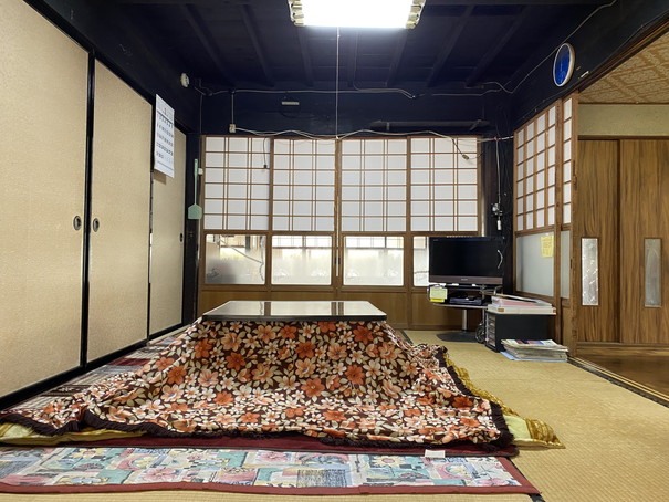 キッチン横の6帖の和室。