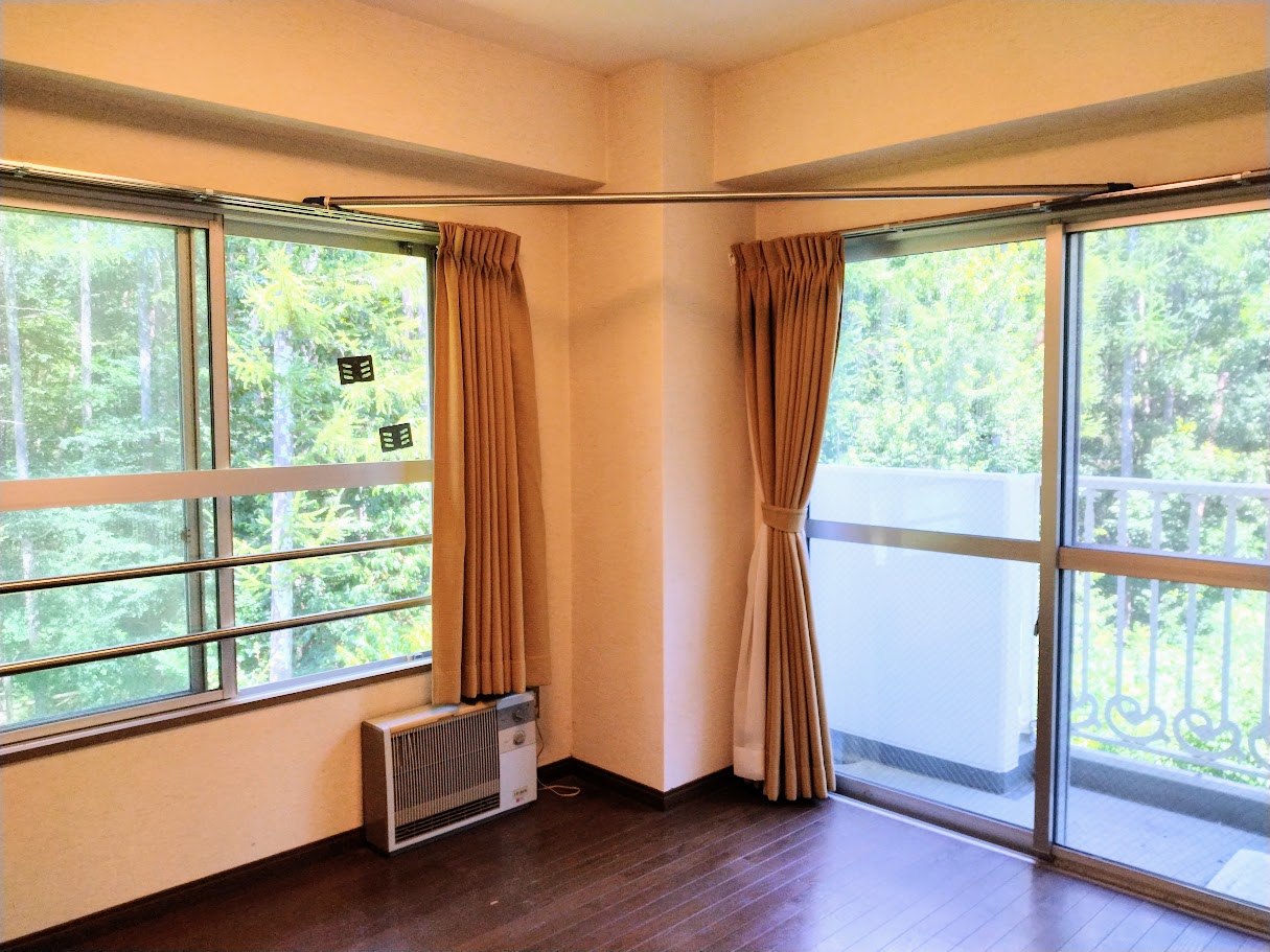 6.3帖の洋室（B）。窓の外には緑が広がる。