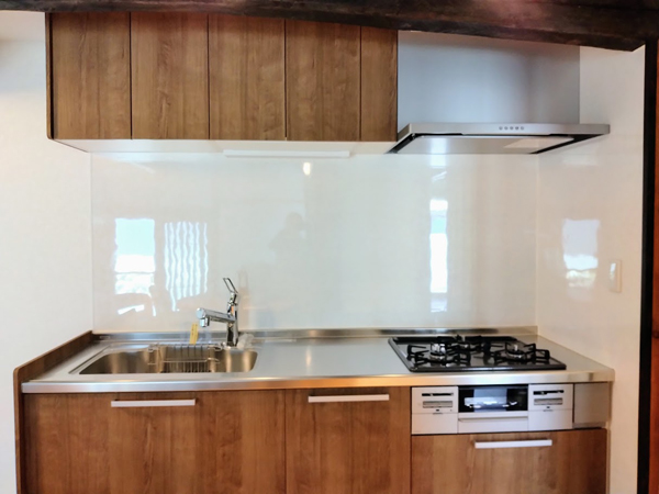 コンパクトながら、収納力のあるキッチン。