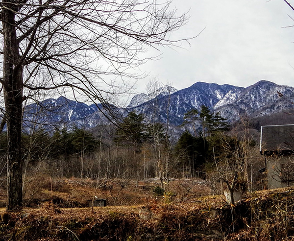 敷地から見える甲斐駒ヶ岳の頂上と摩利支天の眺め。