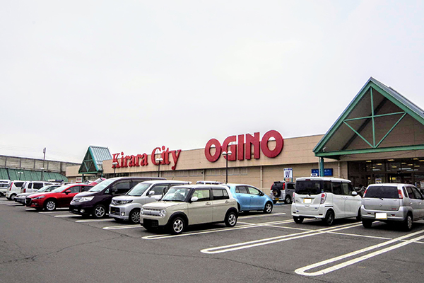 スーパーへ1.4ｋｍ、コンビニへ900ｍの徒歩圏内。