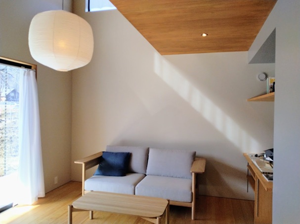 大きな窓からはあたたかな日差し、約8帖のリビング。