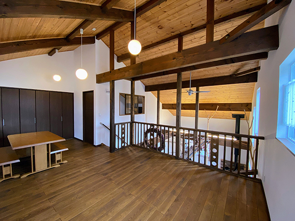 ２階のホール（12.5帖）は伸びやかな雰囲気。