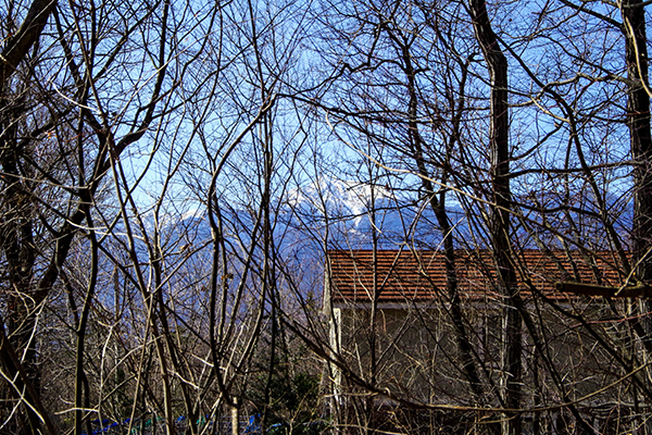 敷地の東側から南方向をみる。甲斐駒ヶ岳の姿。