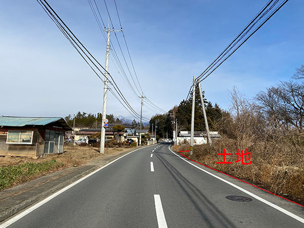 前面道路の様子。道幅は約8ｍ。