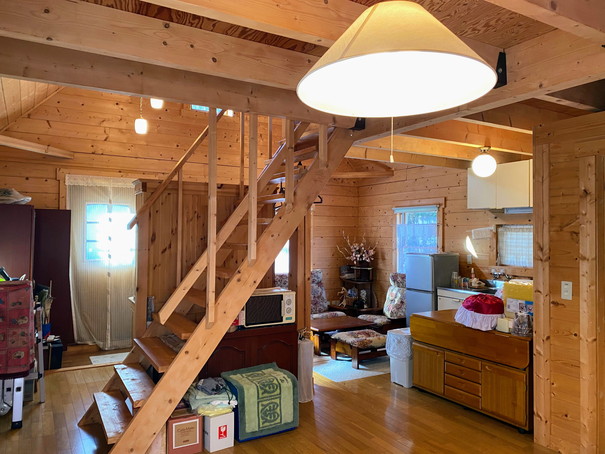 １階は仕切りのない空間で中央に階段を設置。