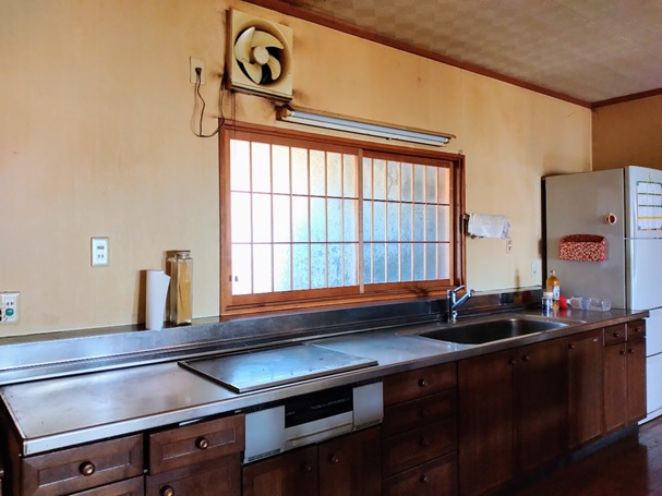 作業台は広く、収納力のある流し台。