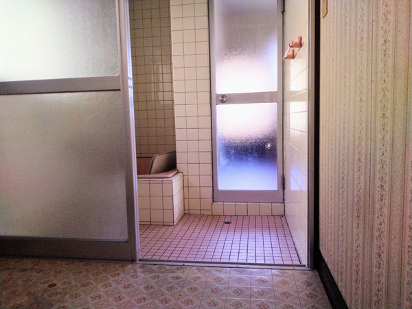 脱衣所（手前）と浴室の様子。