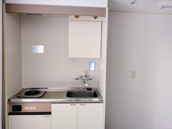 コンパクトなキッチン。キッチン横には冷蔵庫スペース。