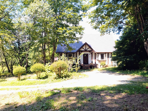 ⑤西側、隣地の様子。