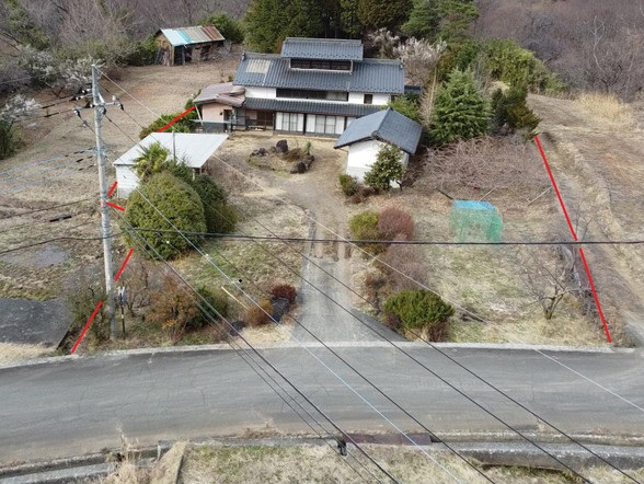 敷地の様子。建物の正面/建物の裏面