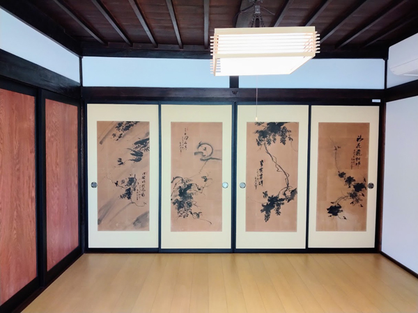 奥の8帖の様子。趣のある襖。