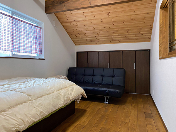 ２階７．５帖の寝室。奥に収納スペース。