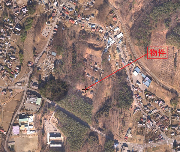 周囲は雑木の中に家が点在。（国土地理院の航空写真を加工）