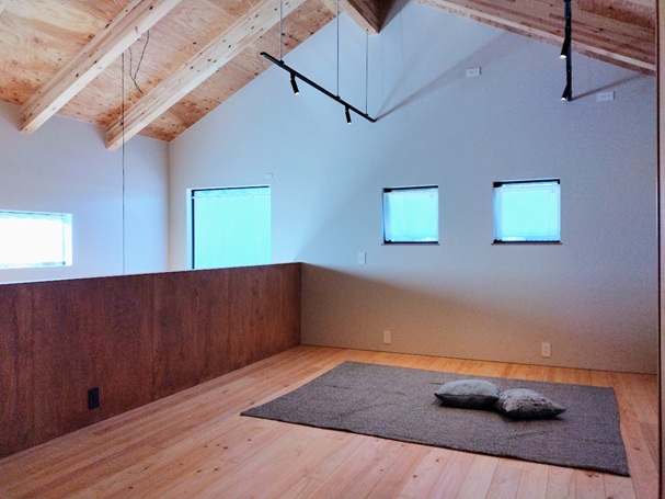 2階は、勾配天井の約10.5帖洋室。