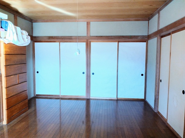 LDKの右隣、10帖の洋室。