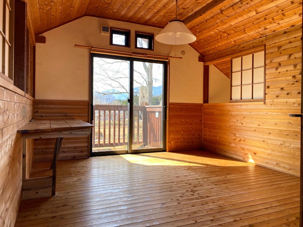 2階寝室（約８帖）。薪ストーブで２階も暖かい。